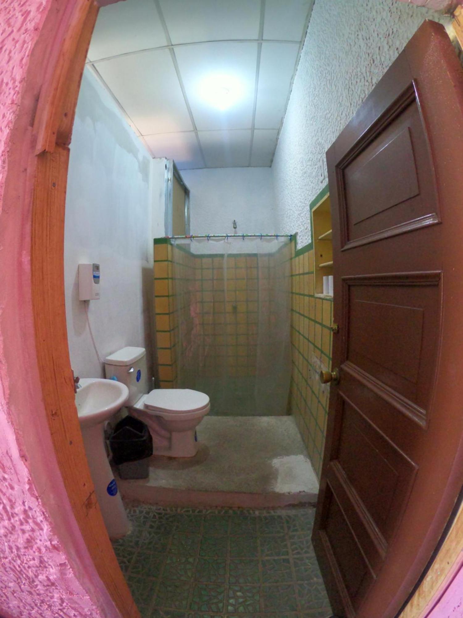 Ricks Hostel Santa Ana Bagian luar foto