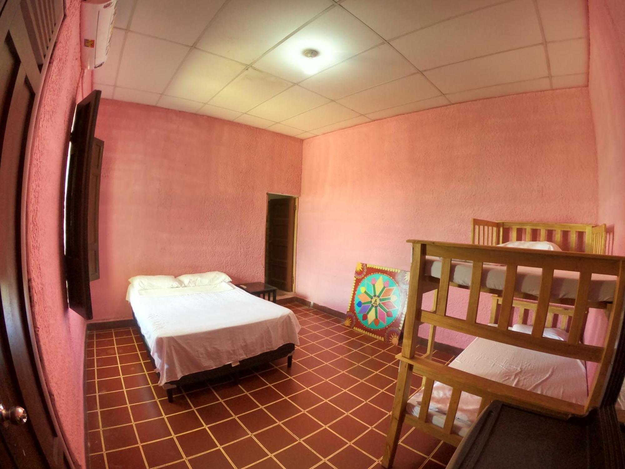 Ricks Hostel Santa Ana Bagian luar foto