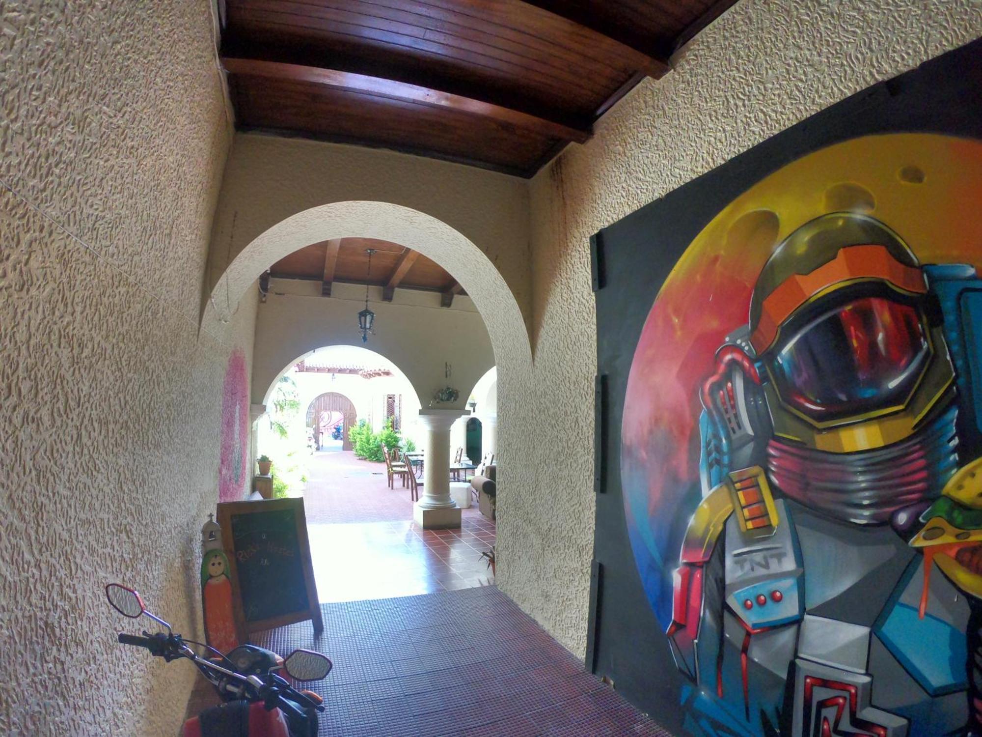 Ricks Hostel Santa Ana Bagian luar foto